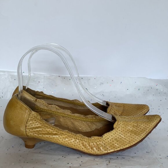 Dumond Yellow Perforated Y2K Elasticized Pointed toe Pumps Kitten Heels - Sz 6 - Picture 4 of 16